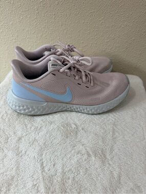 Nike Women's Revolution 5